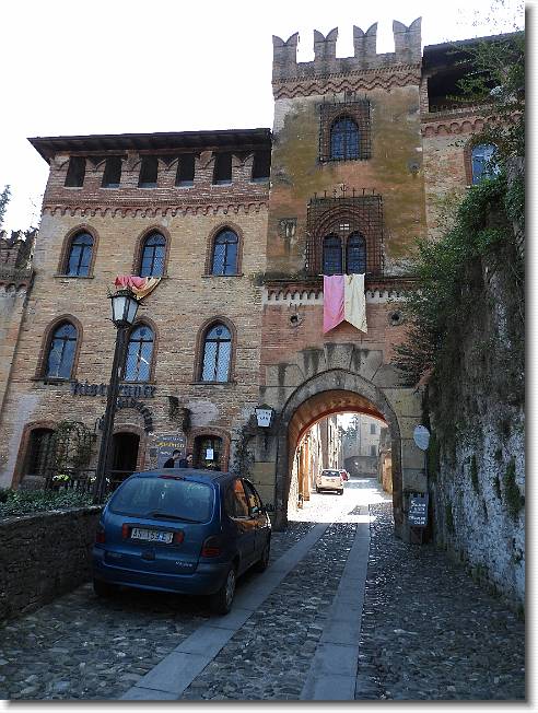 Clicca per scorrere le foto originali ingrandite