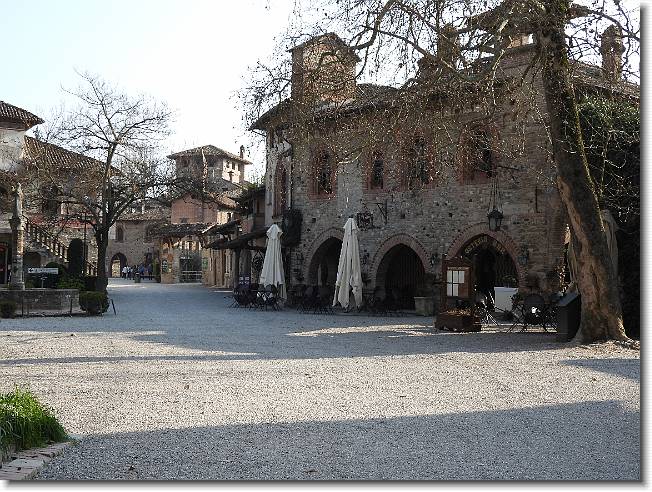 Clicca per scorrere le foto originali ingrandite