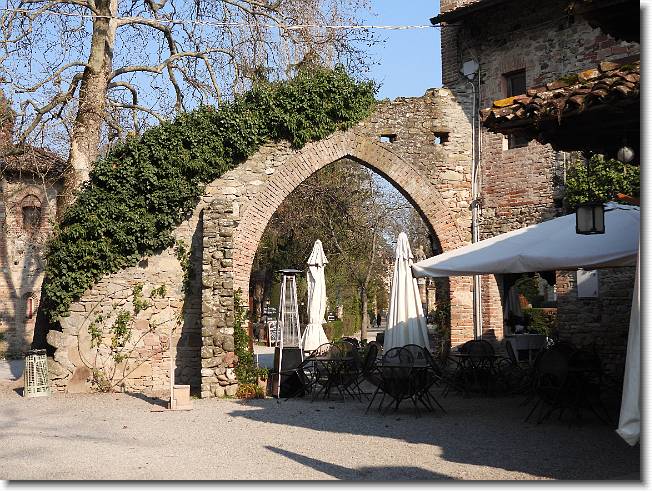Clicca per scorrere le foto originali ingrandite