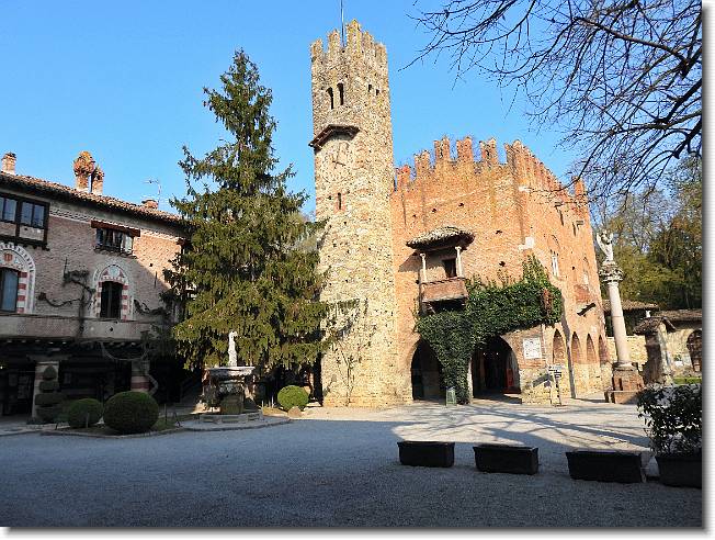 Clicca per scorrere le foto originali ingrandite
