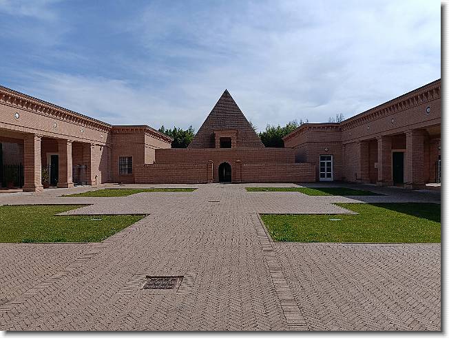 Clicca per scorrere le foto originali ingrandite