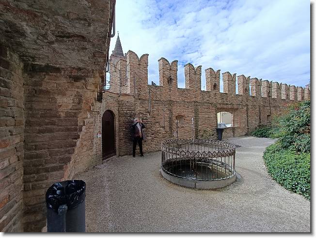 Clicca per scorrere le foto originali ingrandite
