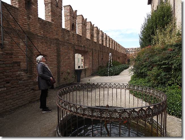 Clicca per scorrere le foto originali ingrandite