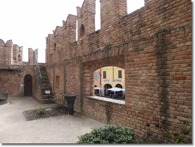Clicca per scorrere le foto originali ingrandite