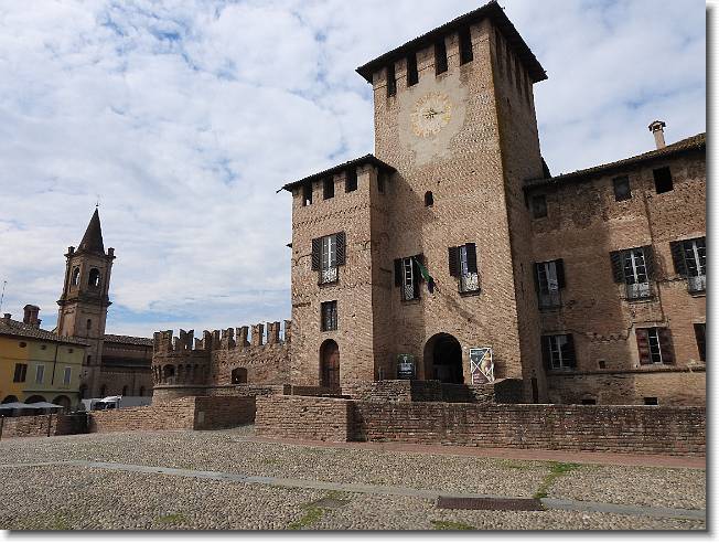 Clicca per scorrere le foto originali ingrandite