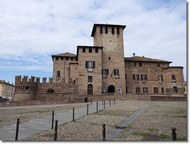 Clicca per scorrere le foto originali ingrandite