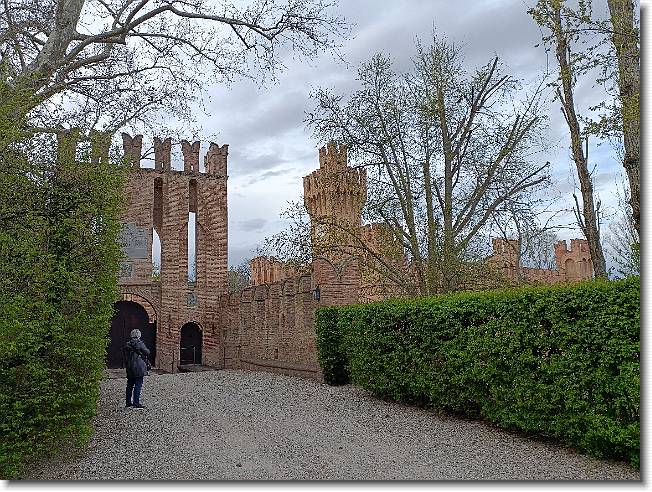 Clicca per scorrere le foto originali ingrandite