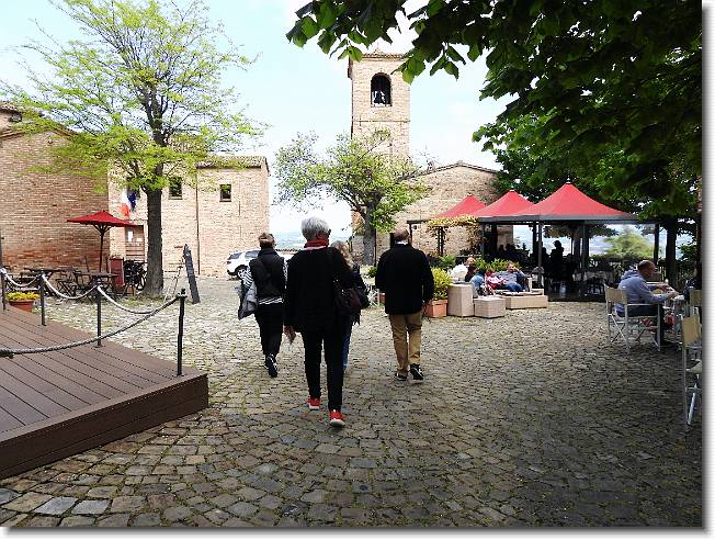 Clicca per scorrere le foto originali ingrandite