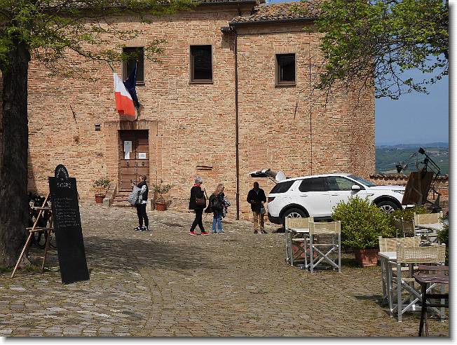 Clicca per scorrere le foto originali ingrandite