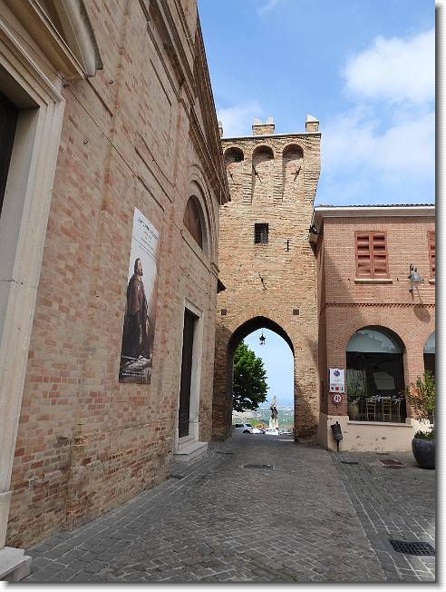 Clicca per scorrere le foto originali ingrandite