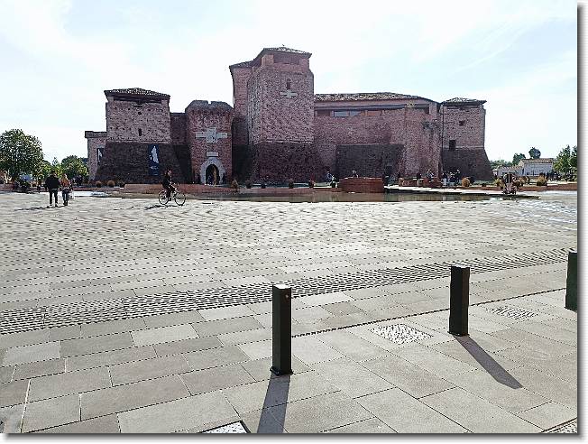Clicca per scorrere le foto originali ingrandite