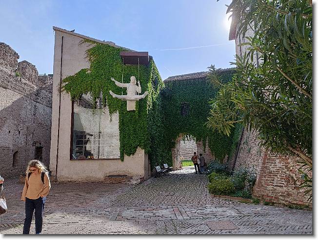 Clicca per scorrere le foto originali ingrandite