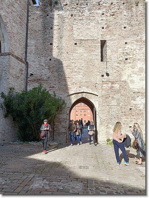Clicca per scorrere le foto originali ingrandite
