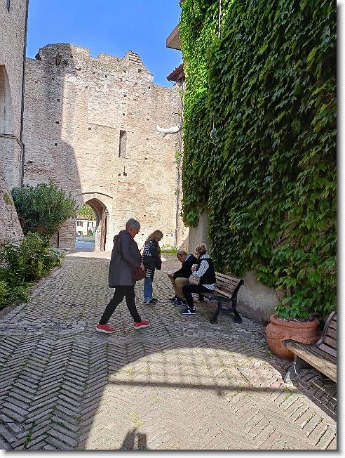 Clicca per scorrere le foto originali ingrandite
