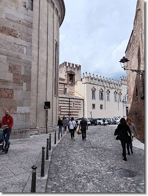 Clicca per scorrere le foto originali ingrandite