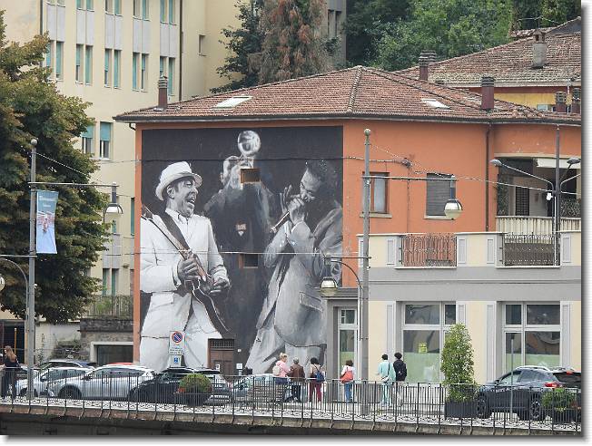 Clicca per scorrere le foto originali ingrandite