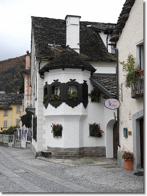 Clicca per scorrere le foto originali ingrandite