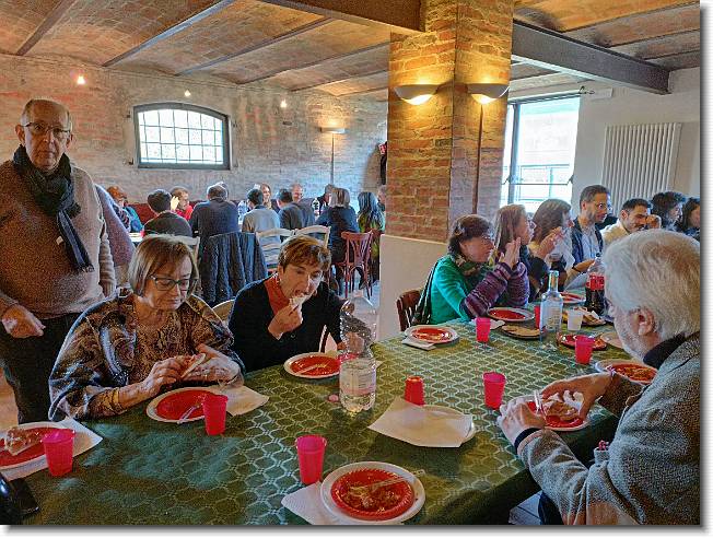 Clicca per scorrere le foto originali ingrandite