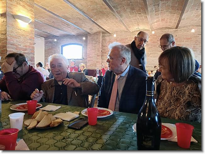 Clicca per scorrere le foto originali ingrandite