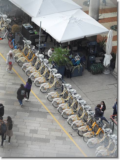 Clicca per scorrere le foto originali ingrandite