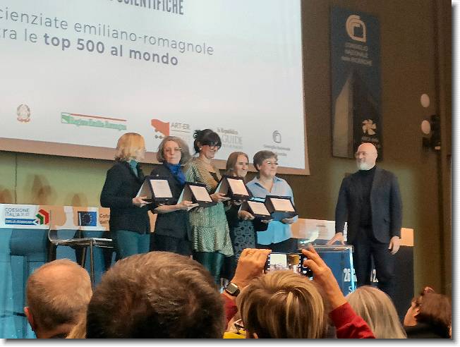 Clicca per scorrere le foto originali ingrandite