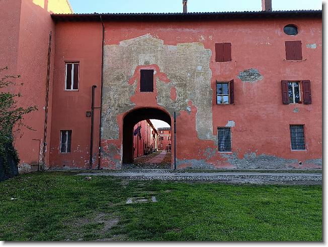 Clicca per scorrere le foto originali ingrandite