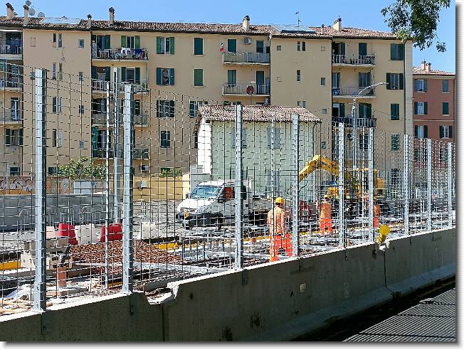 Clicca per scorrere le foto originali ingrandite