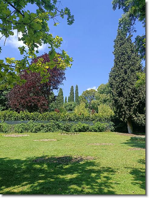 Clicca per scorrere le foto originali ingrandite