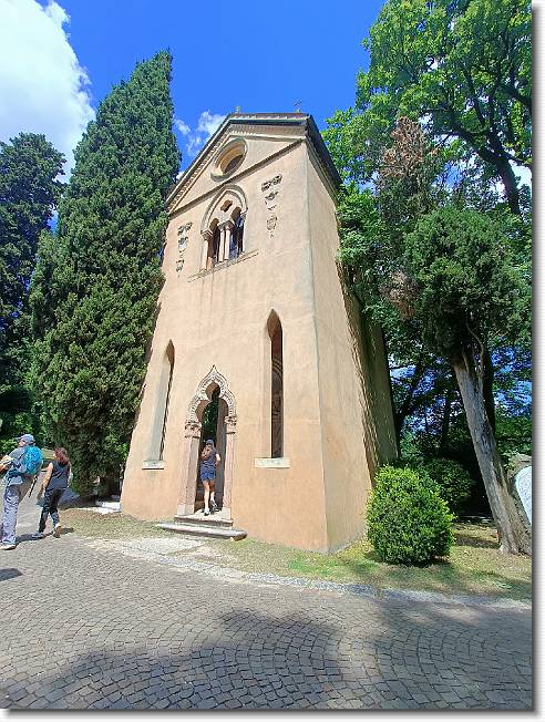 Clicca per scorrere le foto originali ingrandite