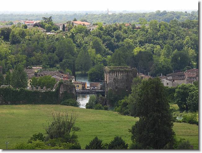 Clicca per scorrere le foto originali ingrandite