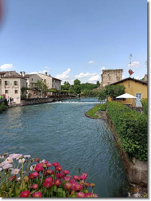 Clicca per scorrere le foto originali ingrandite