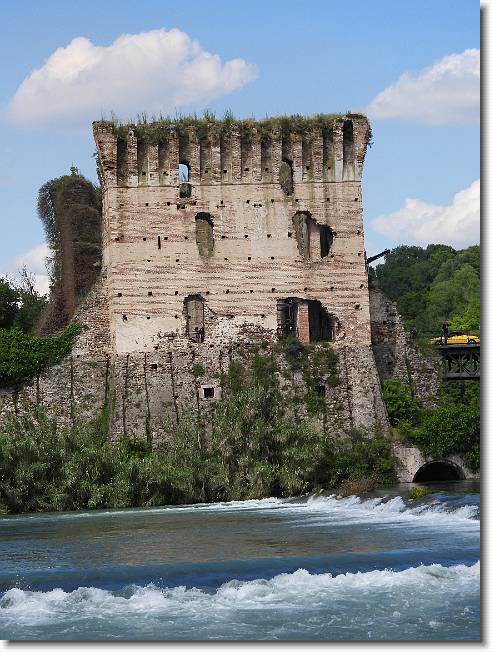 Clicca per scorrere le foto originali ingrandite