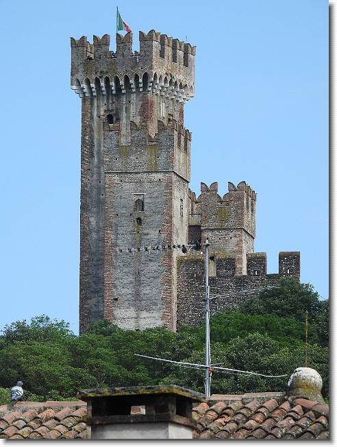 Clicca per scorrere le foto originali ingrandite