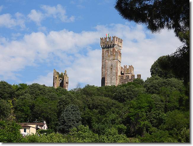 Clicca per scorrere le foto originali ingrandite