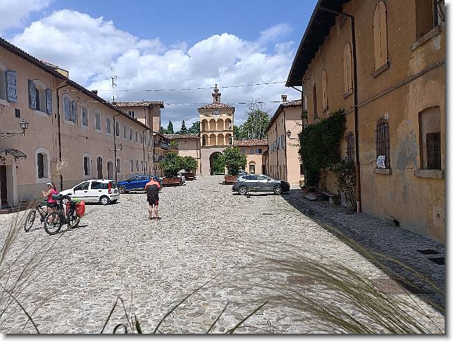 Clicca per scorrere le foto originali ingrandite