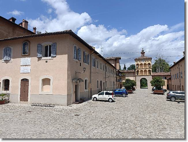 Clicca per scorrere le foto originali ingrandite