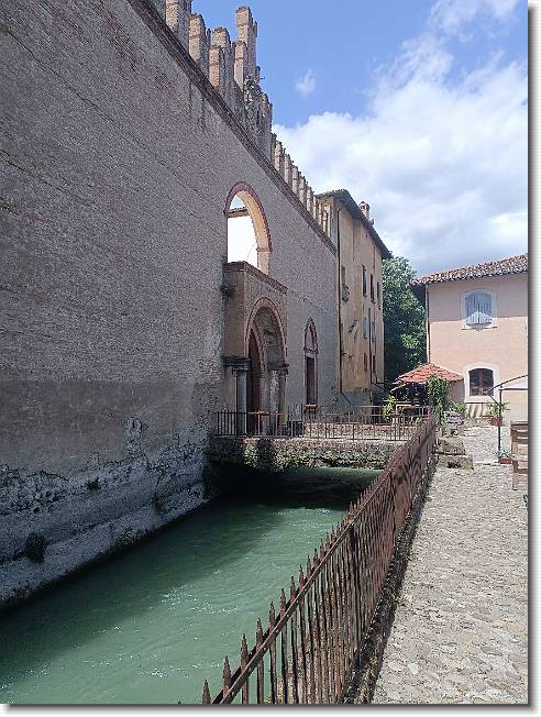 Clicca per scorrere le foto originali ingrandite