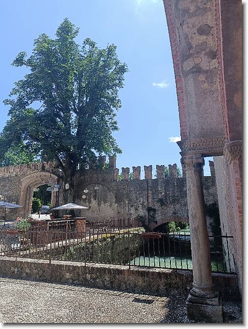 Clicca per scorrere le foto originali ingrandite