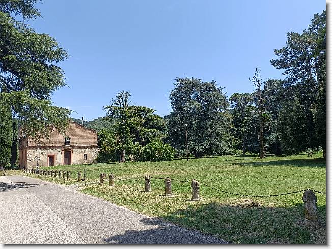 Clicca per scorrere le foto originali ingrandite
