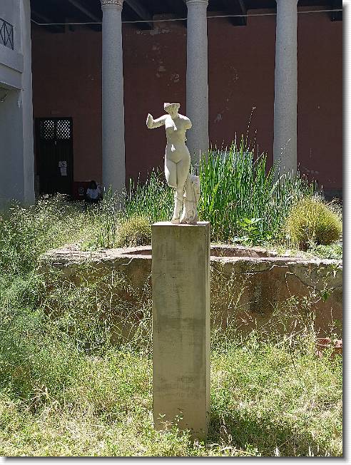 Clicca per scorrere le foto originali ingrandite