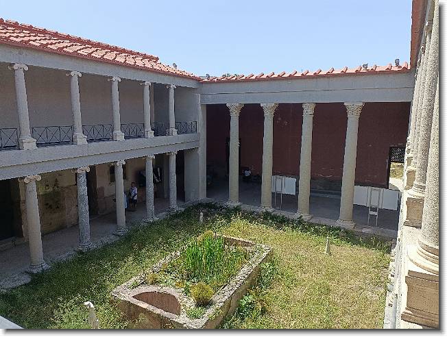 Clicca per scorrere le foto originali ingrandite