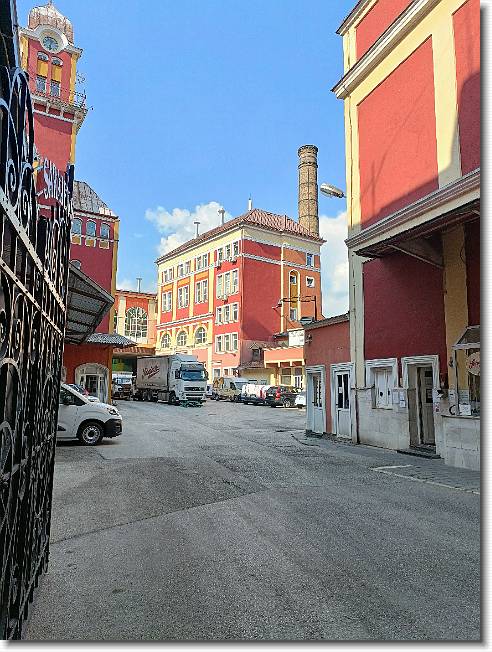 Clicca per scorrere le foto originali ingrandite