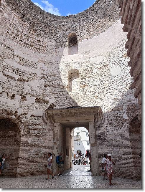 Clicca per scorrere le foto originali ingrandite