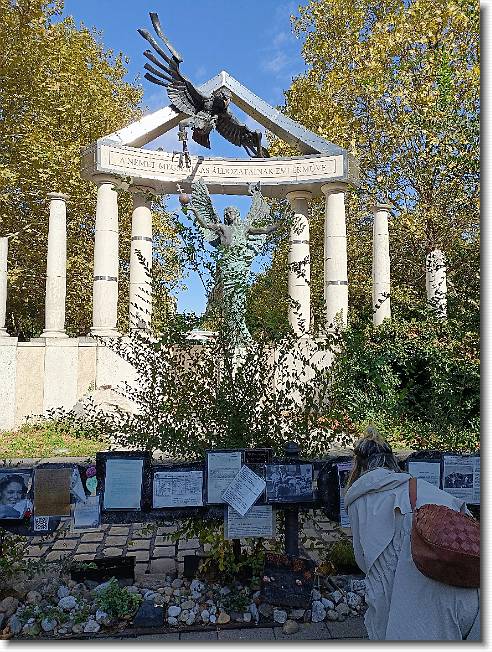 Clicca per scorrere le foto originali ingrandite