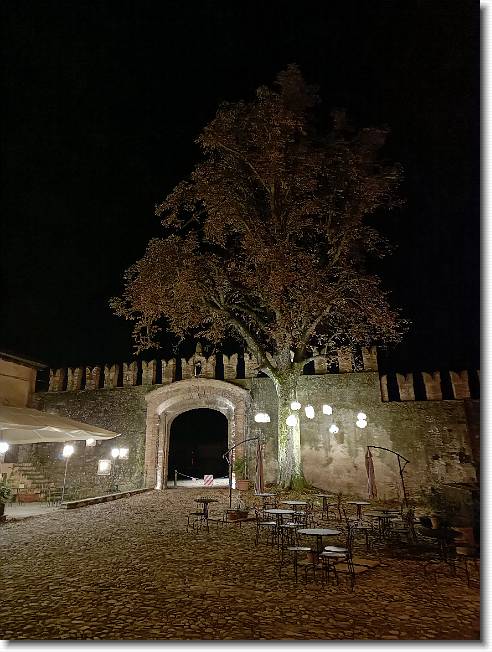 Clicca per scorrere le foto originali ingrandite