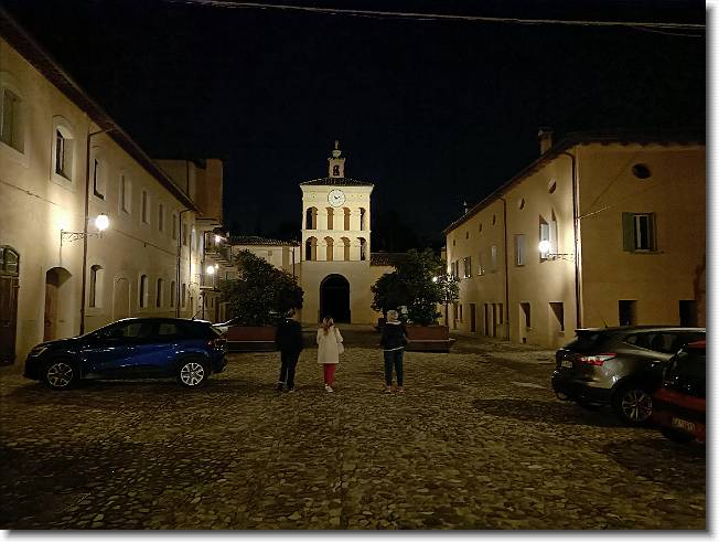 Clicca per scorrere le foto originali ingrandite
