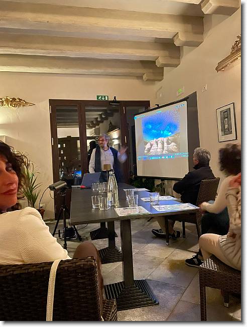 Clicca per scorrere le foto originali ingrandite