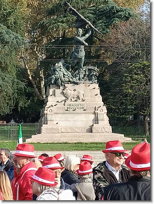 Clicca per scorrere le foto originali ingrandite
