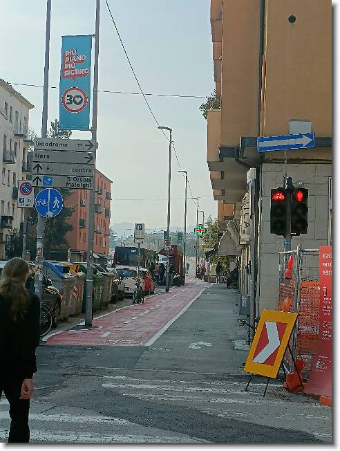Clicca per scorrere le foto originali ingrandite