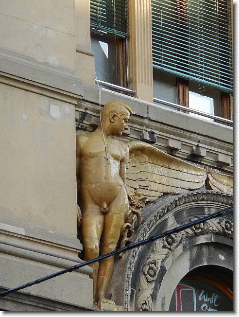 Clicca per scorrere le foto originali ingrandite